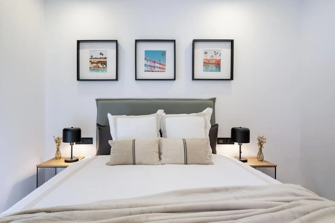 Apartsnoubcn Equador Les Corts 0*, Barcelona